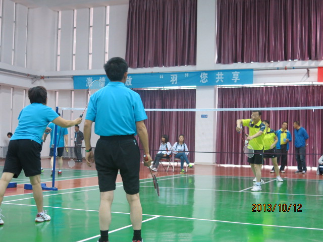 世界杯官网在自治区首届高校教职工羽毛球比赛中取得优异成绩