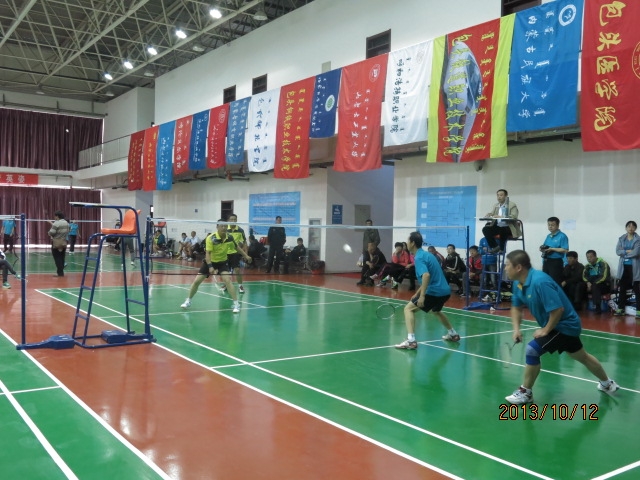 世界杯官网在自治区首届高校教职工羽毛球比赛中取得优异成绩